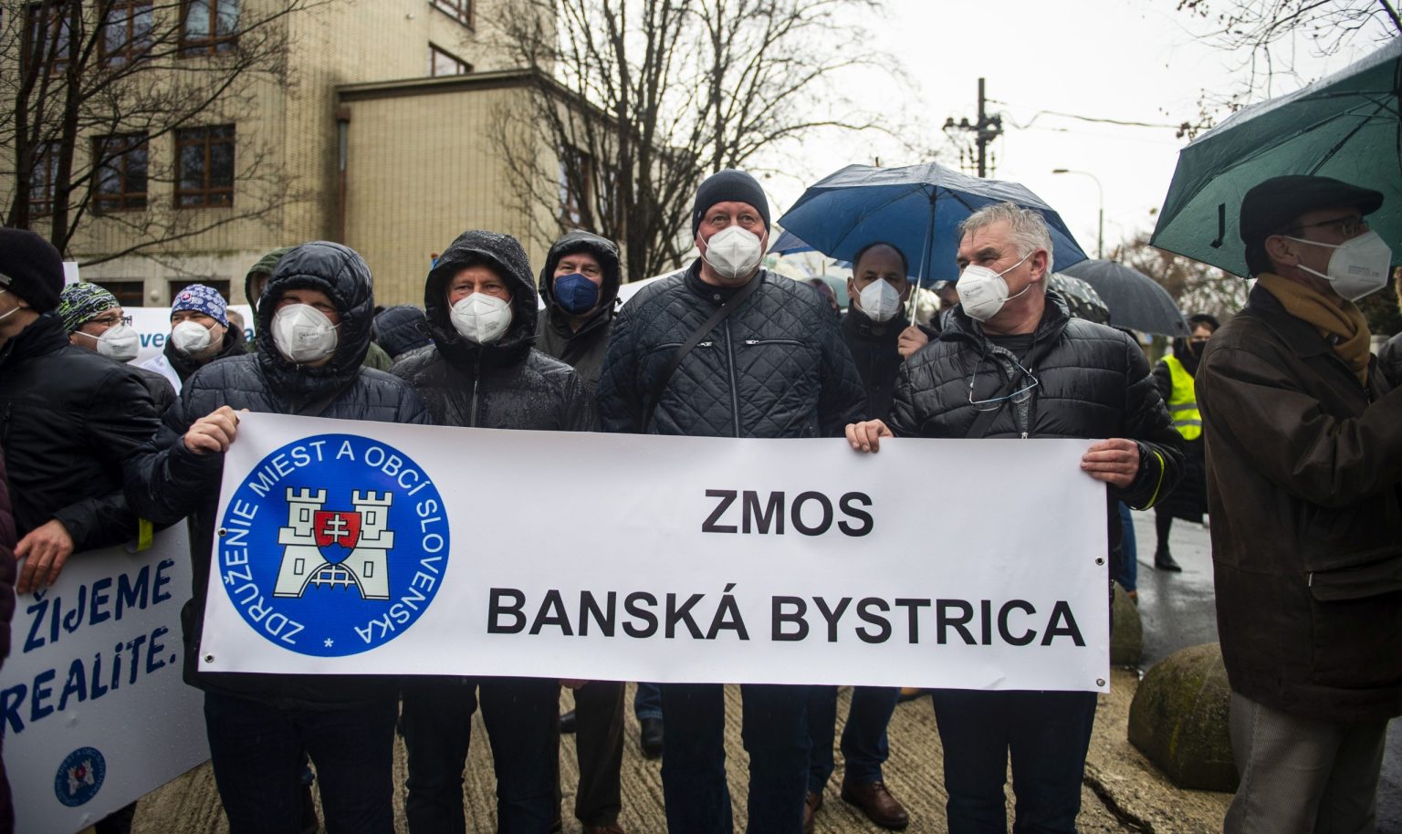 Účastníci protestného zhromaždenia samospráv 2. februára 2022 v Bratislave, na ktorom predstavitelia Združenia miest a obcí Slovenska predstavili konkrétne požiadavky voči vláde. Foto: Jakub Kotian/TASR