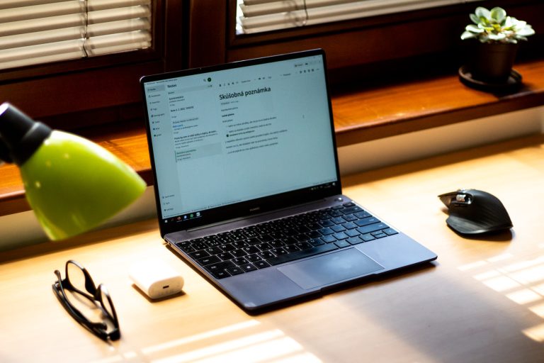 Prieskum: Zhruba 60 percent Slovákov by chcelo striedať prácu z domu a z kancelárie, 70 percent zažíva v práci stres