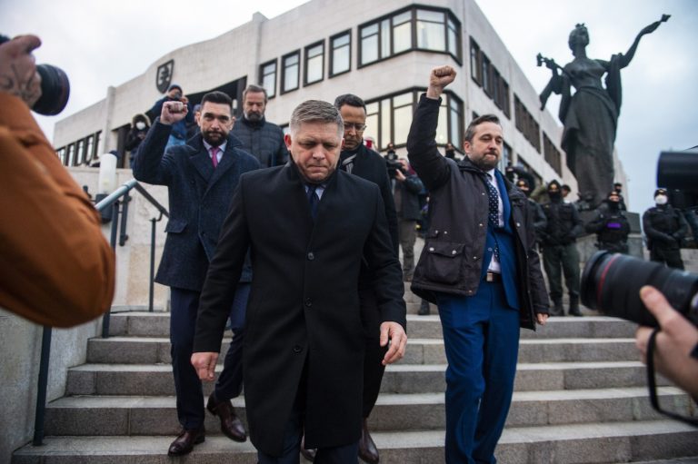 Šipoš z OĽaNO a Tomáš z Hlasu sa zhodli, že zverejňovanie adries politikov je nesprávne