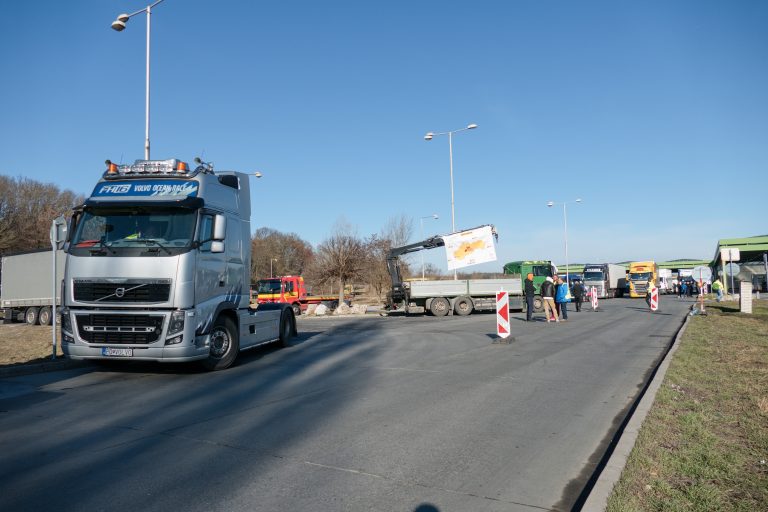 Protest dopravcov proti transakčnej dani na D2 prerušili po zásahu polície