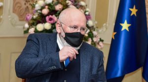 Eurokomisár Timmermans: Ruský vpád je len zásterka pred klimatickými problémami