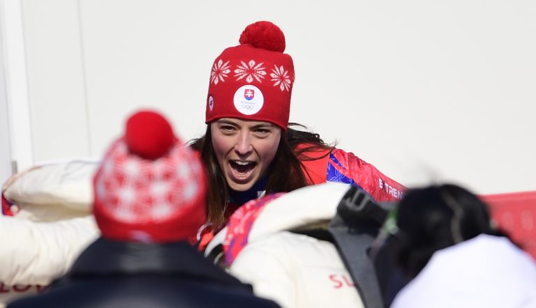 Na snímke slovenská lyžiarka Petra Vlhová oslavuje v cieli po tom, ako získala zlato v 2.kole slalomu žien v alpskom lyžovaní na ZOH 2022 v Pekingu, v stredisku Jen-čching 9. februára 2022. Foto: Martin Baumann/TASR