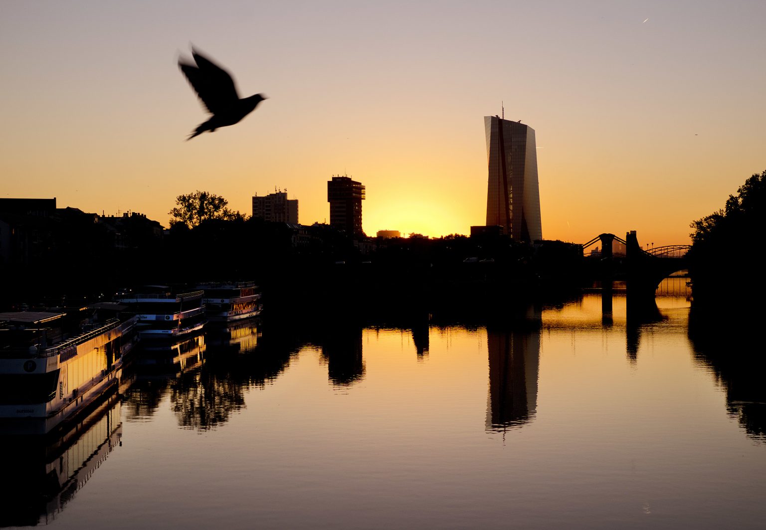 V pozadí sídlo ECB vo Frankfurte nad Mohanom. Foto: TASR/AP