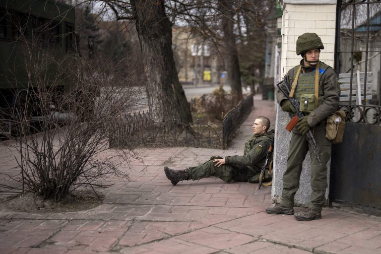 Zranený ukrajinský vojak.  Foto: TASR/AP 