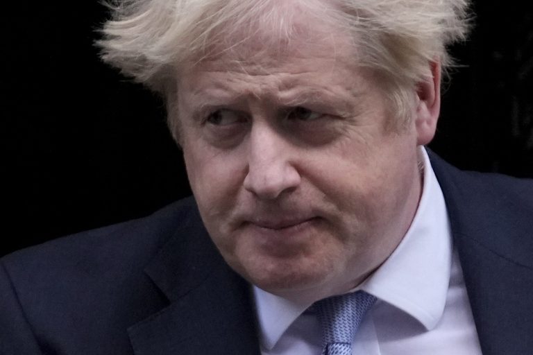 Boris Johnson dostal za prejavy prednesené po demisii milión libier