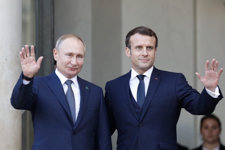 Macron chce v najbližších dňoch hovoriť s Putinom