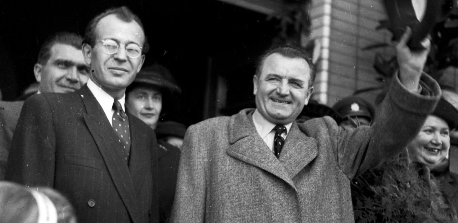 V lete 1948 pricestoval do Bratislavy šéf československých komunistov Klement Gottwald (vpravo) už ako prezident štátu. Privítal ho Gustáv Husák (vľavo), vtedy ešte jeden z najvplyvnejších slovenských komunistov. Foto: TASR