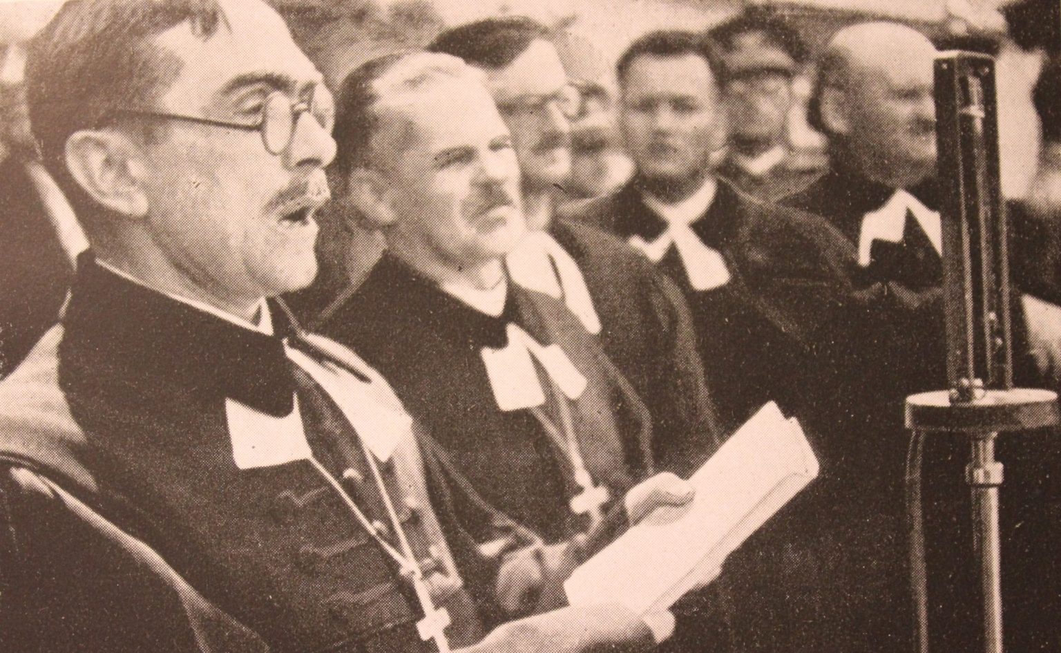 Biskup Samuel Štefan Osuský (v popredí) vystupuje na zjazde mladých evanjelikov v Banskej Bystrici v júli 1939. Foto:    Almanach XVIII. zjazdu SEM v Banskej Bystrici 