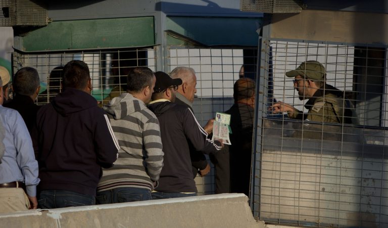 Amnesty International: Izrael pácha apartheid. Palestínčania sú preň podradná rasa