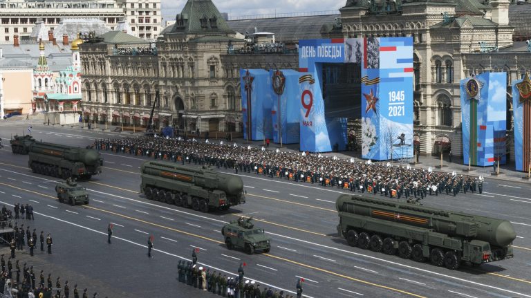 Ilustračná fotka, ruské medzikontinentálne balistické strategické rakety RS-24 Jars na Červenom námestí počas vojenskej prehliadky, 2021. Foto: TASR/AP