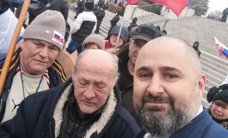 Patrick Linhart spolu s občanmi protestujúcimi proti dohode s USA. Foto: Facebook