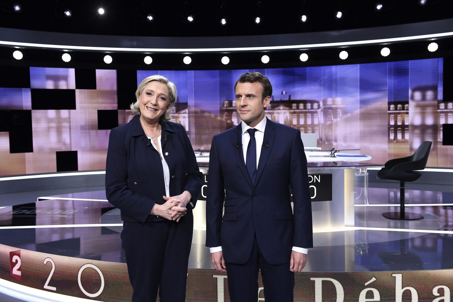 Emmanuel Macron a Marine Le Penová pred zlomovou televíznou debatou pred druhým kolom volieb v roku 2017.
Foto: TASR/AP