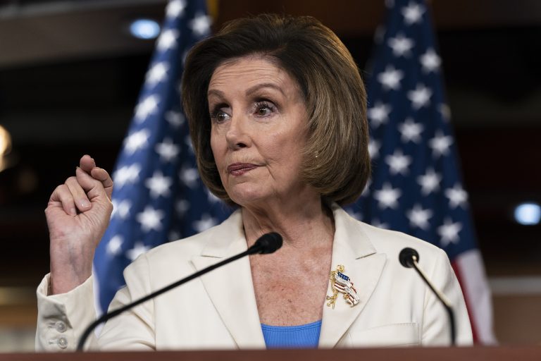 Útočník chcel Pelosiovú uniesť a ak by klamala, polámať jej kolená