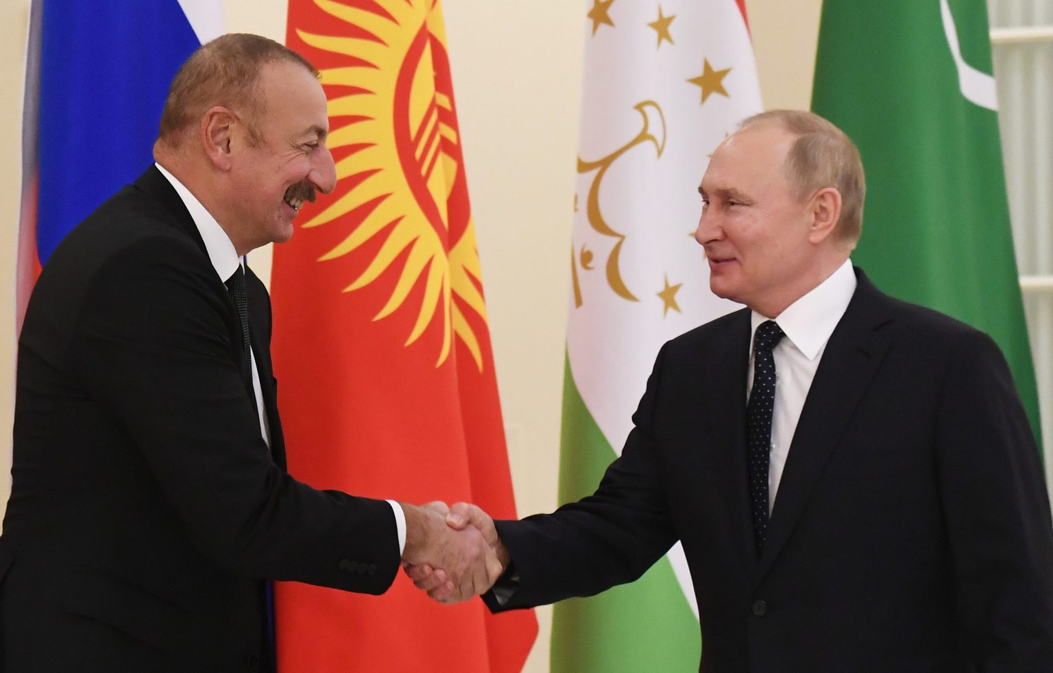 Ruský prezident Vladimir Putin (vpravo) si podáva ruku s azerbajdžanským prezidentom Ilchamom Alijevom. Foto: TASR/AP
