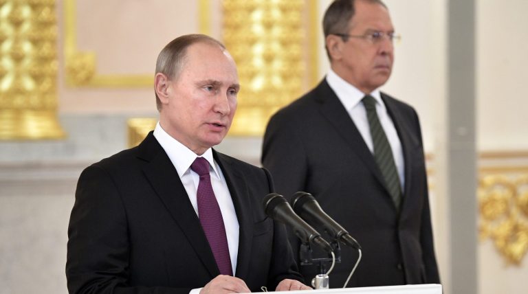 Vladimir Putin a Sergej Lavrov. Foto: TASR/AP