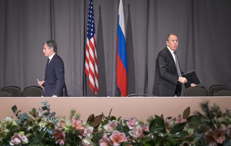Ruský minister zahraničných vecí  Sergej Lavrov (vpravo) a jeho americký rezortný partner Antony Blinken odchádzajú po ich stretnutí v rámci zasadnutia ministrov zahraničných vecí členských krajín Organizácie pre bezpečnosť a spoluprácu v Európe (OBSE) v Štokholme 2. decembra 2021. Foto: TASR/AP