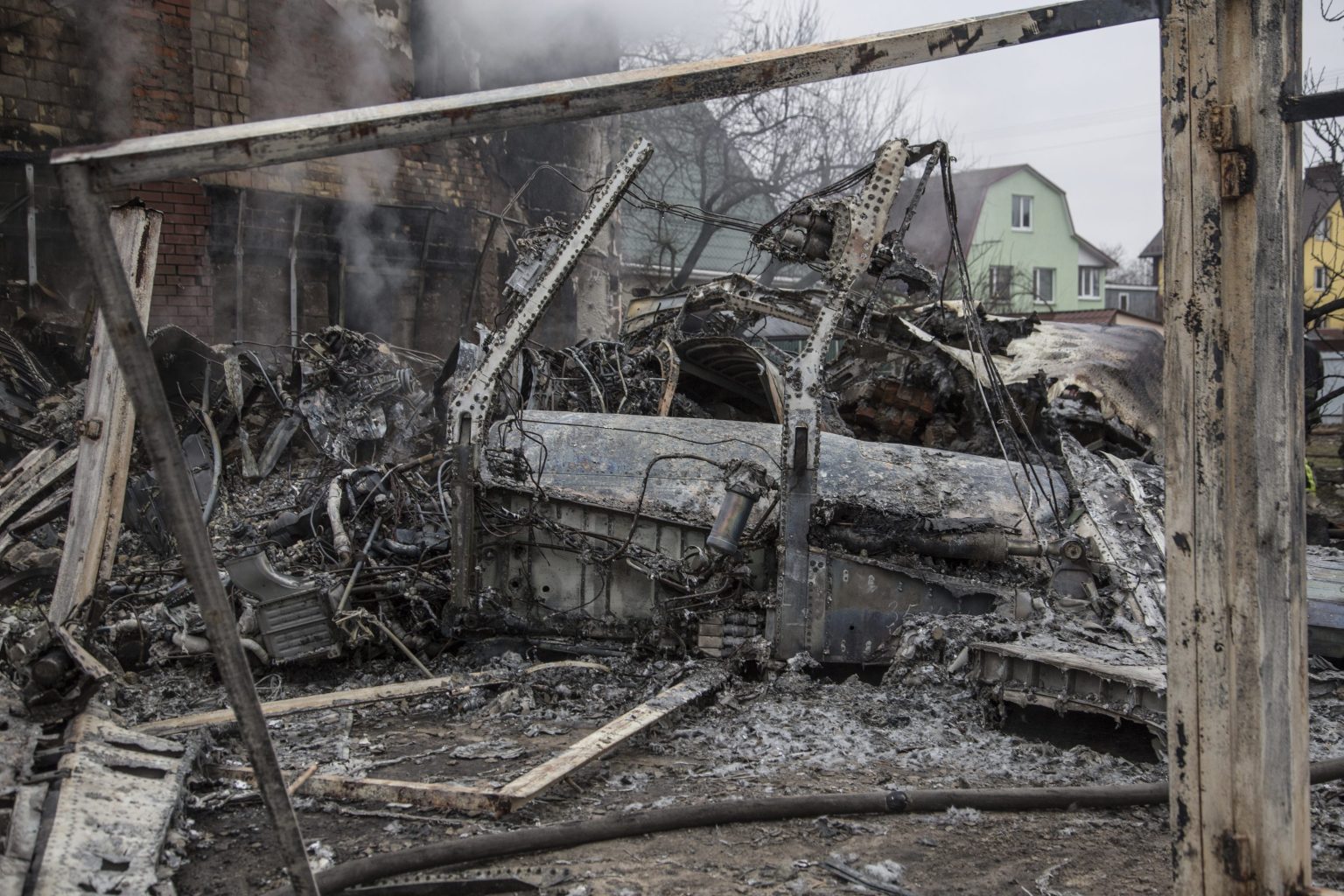 Vrak zostreleného lietadla v Kyjeve počas ruskej invázie na Ukrajine. Foto: TASR/AP 