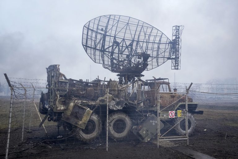 Dym stúpa z poškodeného radarového poľa, ktoré sa nachádza v priestoroch ukrajinskej vojenskej jednotky na predmestí Mariupoľu v Doneckej oblasti. Foto: TASR/AP