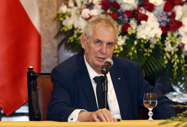 Zeman: Vojna nebude. Dostal som správu zo CIA, ktorá sa nepotvrdila. Ide o blamáž tajných služieb USA
