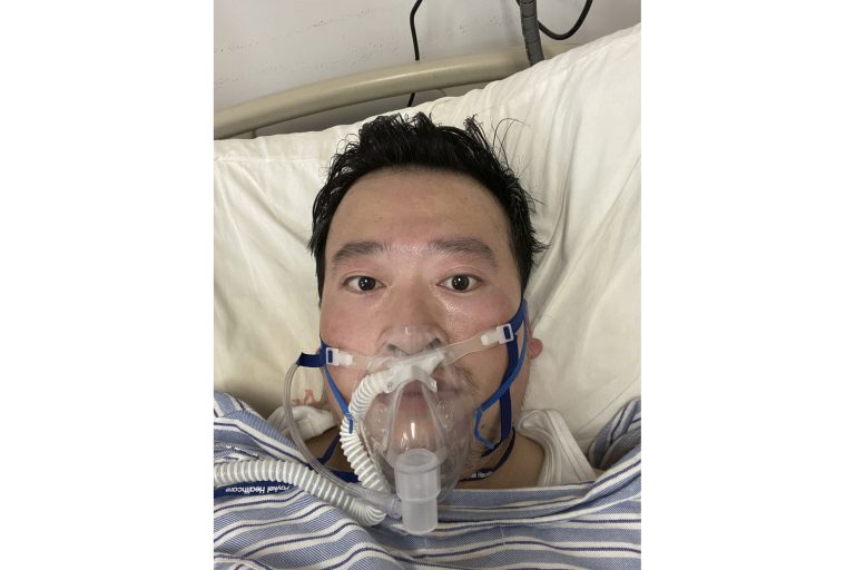Na archívnej snímke z 3. februára 2020 čínsky lekár Li Wen-liang počas hospitalizácie v nemocnici v čínskom Wu-chane. Foto: TASR/AP