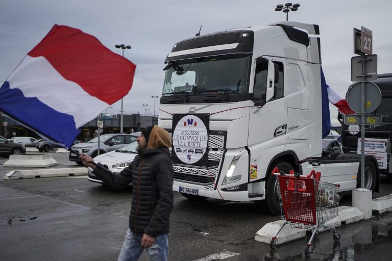 Odložený stret v Paríži: Keď elity nemajú pochopenie pre bežných ľudí