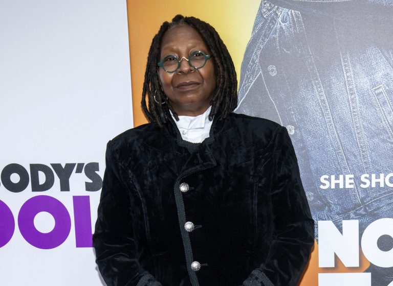 Herečku Whoopi Goldbergovú stiahli z vysielania. Vyhlásila, že holokaust nebol o rase