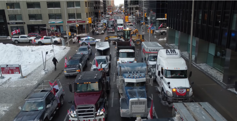 Konvoj blokuje Ottawu. Foto: YouTube