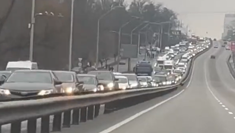 Takto vyzerá odchod tisícov ľudí z Kyjeva, príchod ruských tankov a bombardovanie Charkova (video)