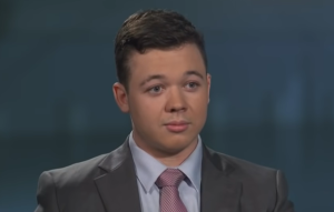 Kyle Rittenhouse plánuje žalovať médiá a osobnosti, ktoré o ňom šírili lži