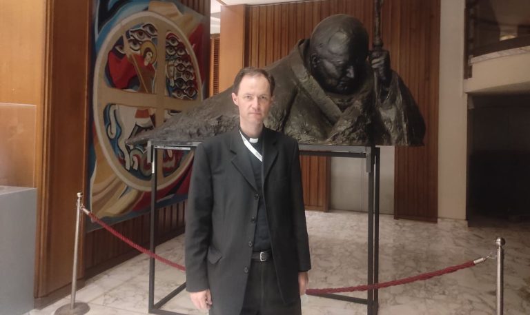 Martin Michalíček pred sochou Jána Pavla II. vo Vatikáne. Foto: Bohumil Petrík