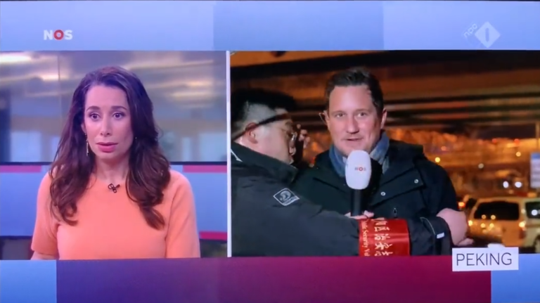 Záznam zo živého vysielania NOS, počas ktorého reportéra odviedla bezpečnostná služba. Foto: Twitter/Disclose.tv