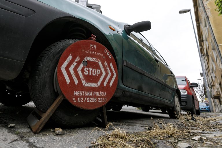 Motoristi, pozor. Od utorka je obmedzené parkovanie na chodníkoch