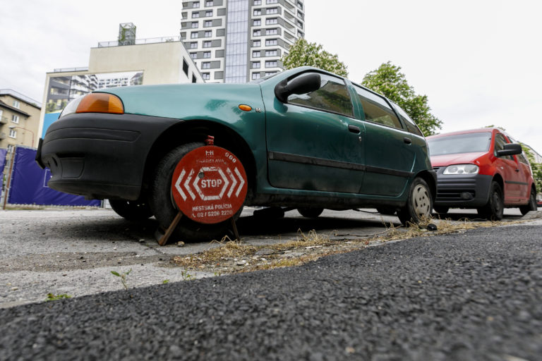 Vodiči budú môcť parkovať na chodníkoch ešte 1,5 roka. Netýka sa to však veľkých dodávok