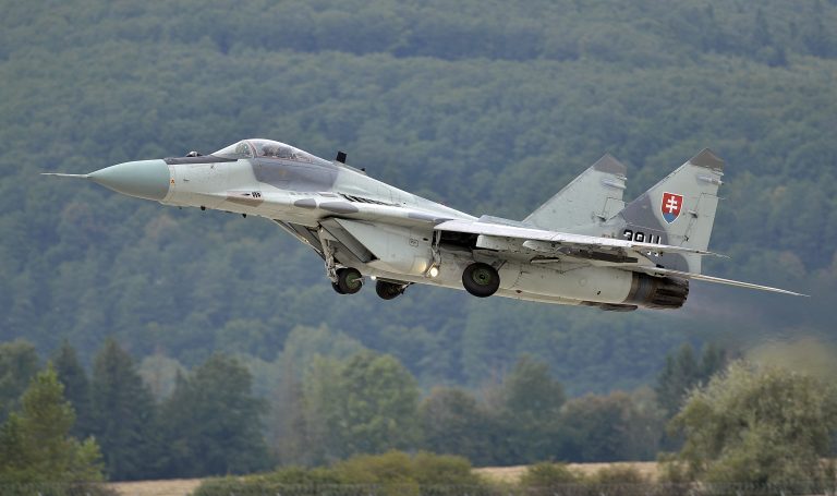Stíhačka MiG-21 sa zrútila v Chorvátsku do neobývanej oblasti