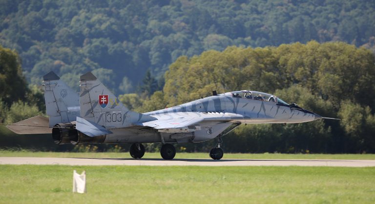 Ukrajinský novinár vítal slovenské stíhačky Mig-29. Minister obrany Naď správu dementoval