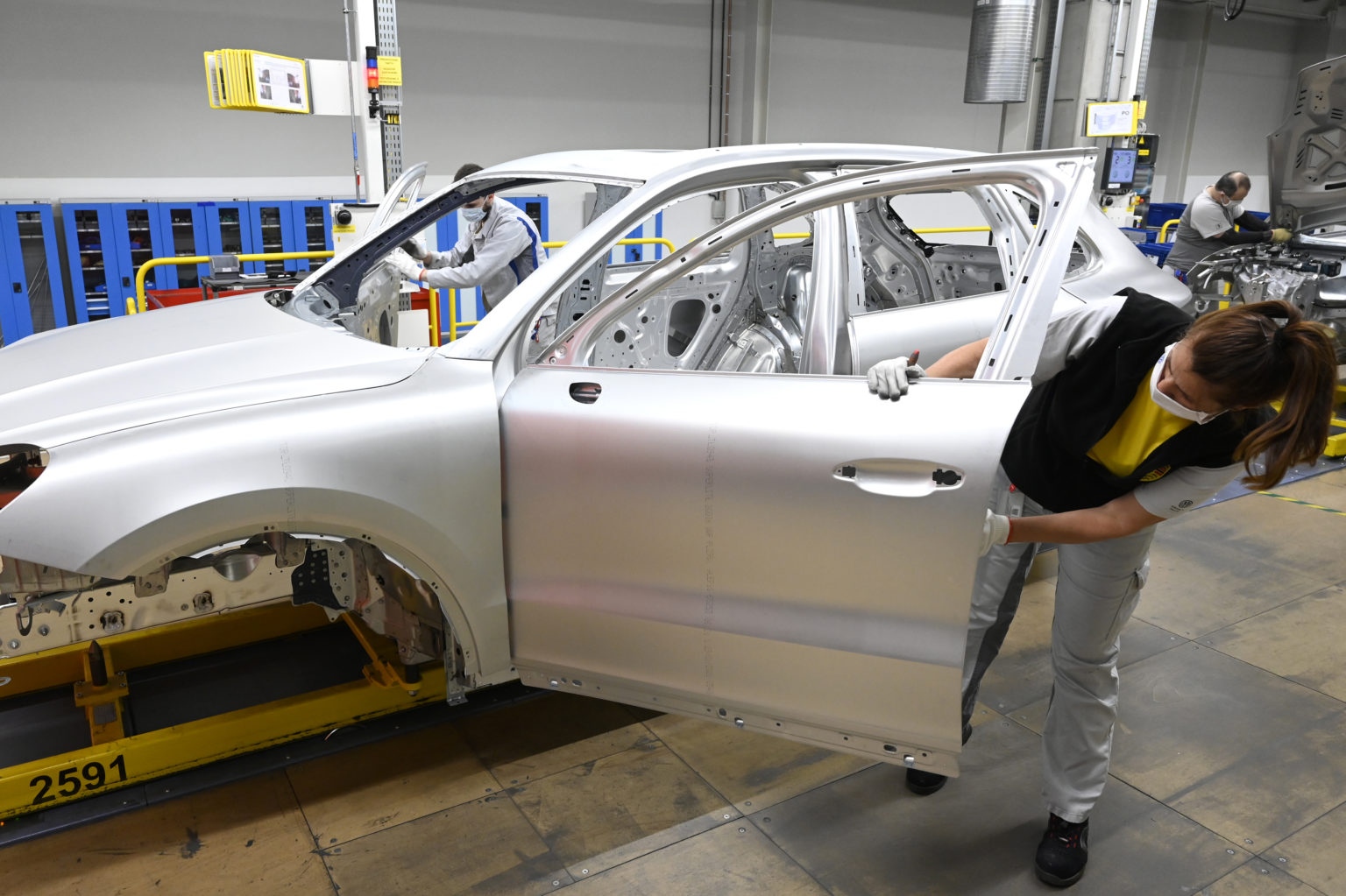 Výrobná linka vo Volkswagene Slovakia v Bratislave. Foto: TASR