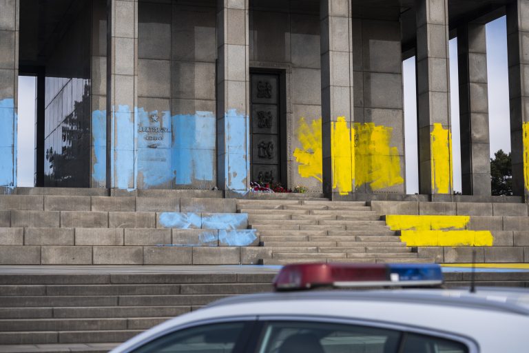 Koalícia chce prísnejšie tresty za poškodzovanie vojnových pamiatok a hrobov