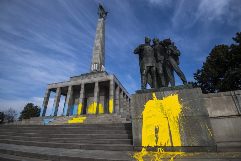 Vandali pomaľovali Slavín, podľa historika je to neprijateľné. Mesto aj ministerstvo čin odsúdili