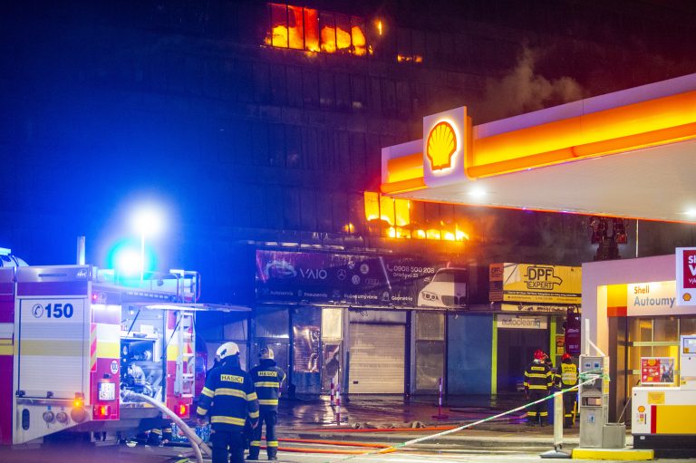 Na Drieňovej ulici v Bratislave horel parkovací dom, časť sa zrútila