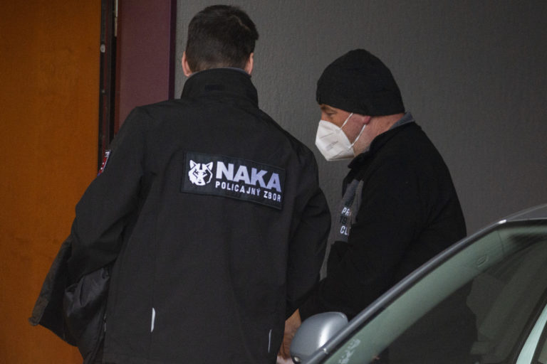 Obvinený v kauze Kaťuša Pavel Bučka v sprievode príslušníka Národnej kriminálnej agentúry (NAKA) prichádza na Špecializovaný trestný súd v Pezinku. Foto: TASR/Jakub Kotian