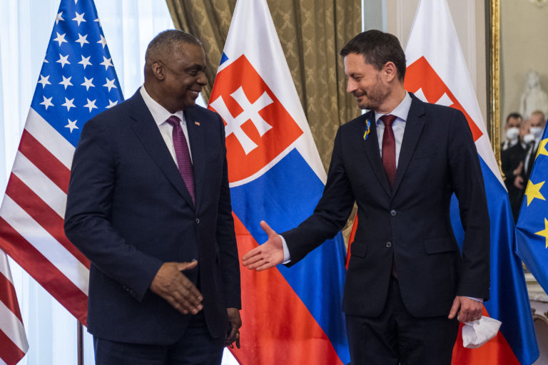 Heger po stretnutí s americkým ministrom obrany: Sme ochotní poskytnúť zbrane, ak neohrozíme našu bezpečnosť