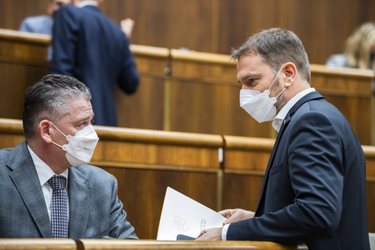 Minister Mikulec zostal vo funkcii. Pri treťom odvolávaní ho opäť podržala koalícia a obhajoval  Matovič