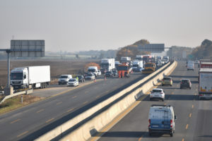 Práca z domu i nedeľný zákaz áut v mestách. Medzinárodná agentúra navrhuje, ako bojovať s nedostatkom pohonných hmôt