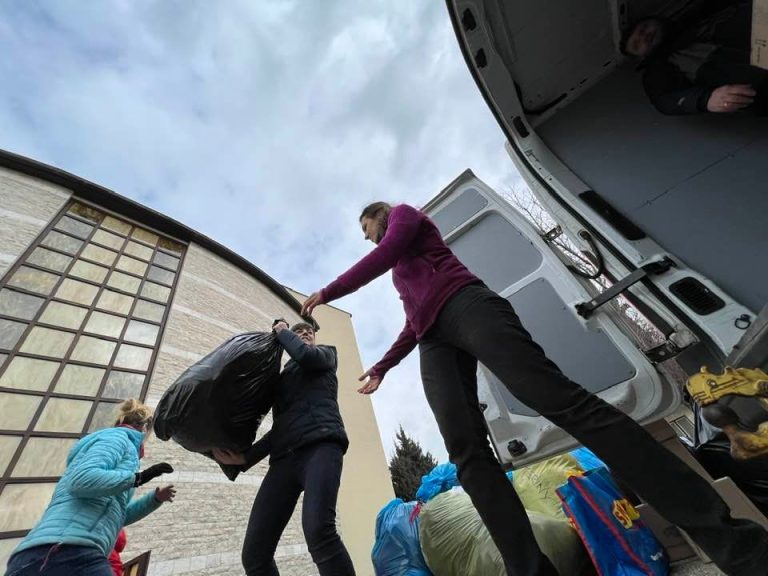 Pomoc na fare v Sobranciach. Foto: Tony Frič