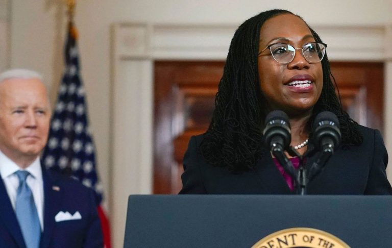 Joe Biden a Ketanji Brown Jacksonová. Foto: Facebook