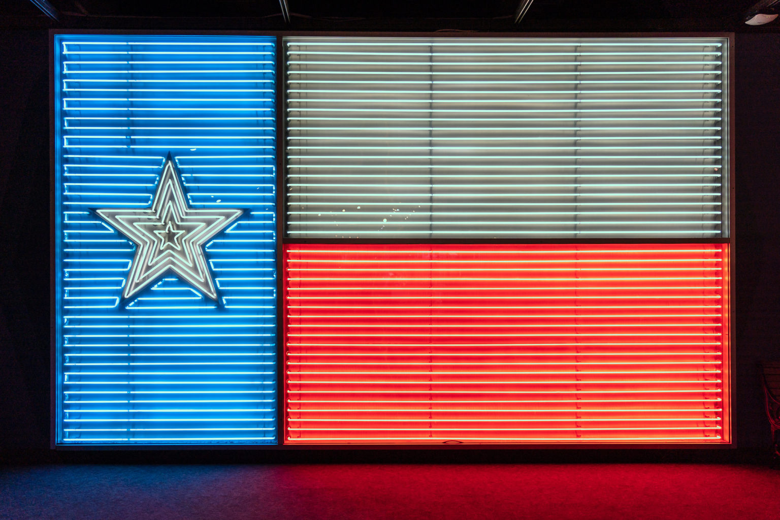 Ilustračné foto: neónová vlajka Texasu. Jonathan Cutrer/flickr.com