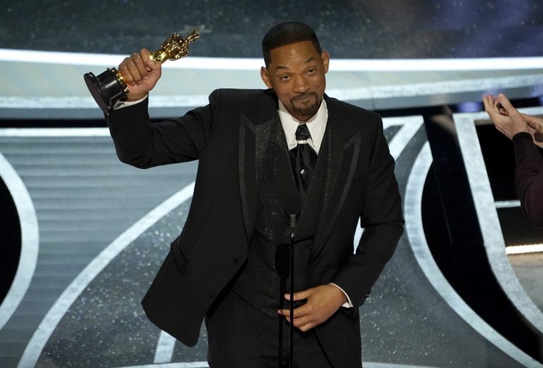 Hanbím sa. Will Smith sa komikovi ospravedlnil za facku na Oscaroch