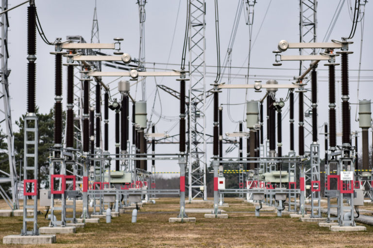 Vláda: Zastropovanie taríf k cene elektriny sa rozšíri na všetkých odberateľov