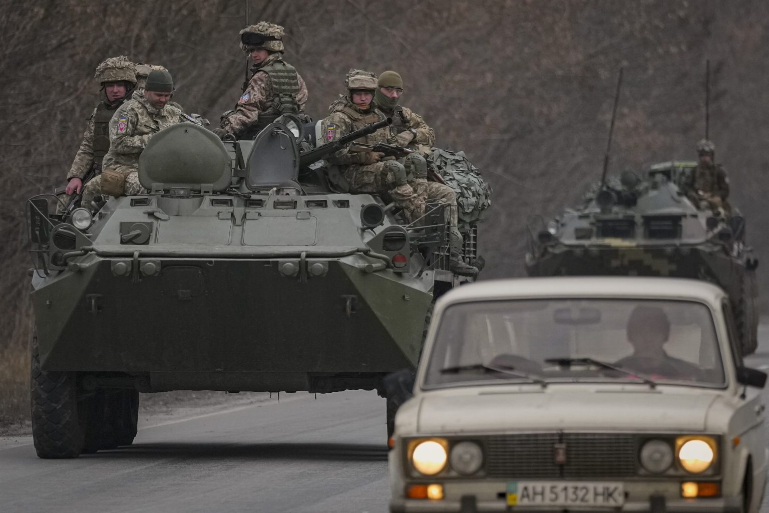 Ukrajinskí vojaci  jazdia na obrnených transportéroch v meste Kramatorsk. Foto: TASR / AP