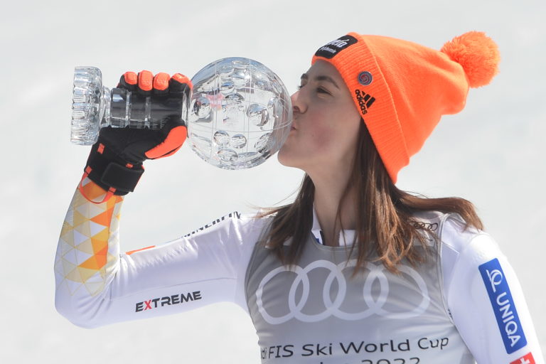 Petra Vlhová bozkáva pohárovú trofej víťazky za disciplínu po finálovom slalome Svetového pohára vo francúzskom dejisku Courchevel/Meribel. Foto: TASR/Martin Baumann